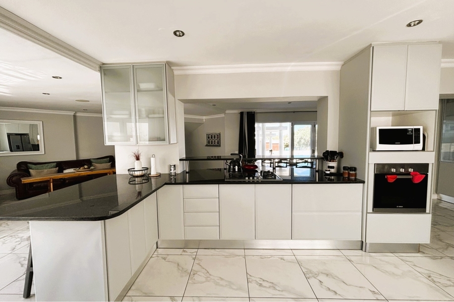 6 Bedroom Property for Sale in Perlemoenbaai Western Cape